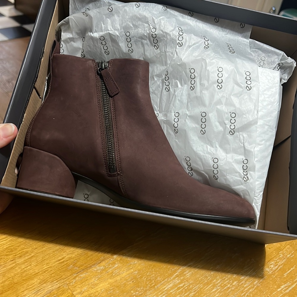 Ecco shape 35 mod block heel ankle boot in “Chocolate” s40/9